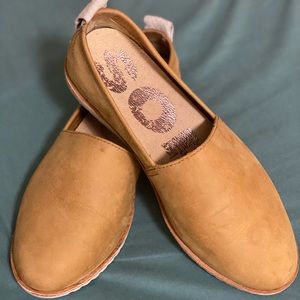 NWOT Sorel Ella slip ons